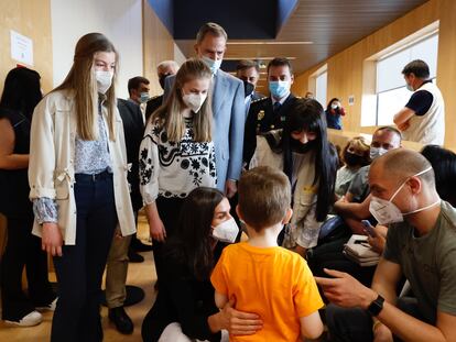 Los reyes Felipe VI y Letizia, junto a la princesa de Asturias y la infanta Sofía, visitan a las familias y los niños ucranios acogidos en el primero de los cuatro centros de Recepción, Acogida y Derivación abiertos en España para atender a refugiados que huyen de la guerra.