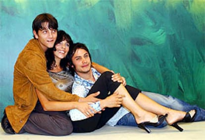 Diego Luna, Maribel Verdú y Gael García Bernal, durante la presentación en Venecia de<b></b><i> Y tu mamá también, </i>de Alfonso Cuarón.