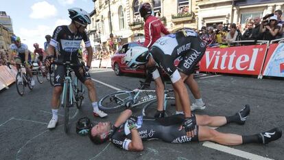 Cavendish, en el suelo, tras la caída en Harrogate