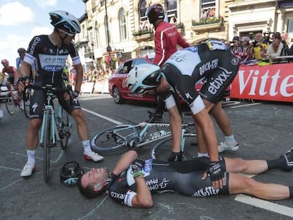 Cavendish, en el suelo, tras la caída en Harrogate