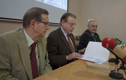 De izquierda a derecha, Joan Amor&oacute;s, Miguel Mu&ntilde;oz y Francisco Garc&iacute;a Calvo, en la conferencia de prensa sobre Ferrmed. 