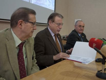 De izquierda a derecha, Joan Amor&oacute;s, Miguel Mu&ntilde;oz y Francisco Garc&iacute;a Calvo, en la conferencia de prensa sobre Ferrmed. 