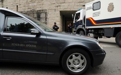 Coches fúnebres han comenzado pasadas las ocho de la mañana a trasladar los cadáveres al Hospital Universitario de Santiago para practicar la autopsia a las víctimas mortales del accidente ferroviario, 25 de julio de 2013.