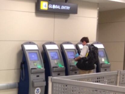 Un pasajero utiliza el nuevo sistema Global Entry en el aeropuerto de Internacional de Dulles en Washington DC.