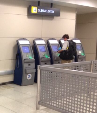 Un pasajero utiliza el nuevo sistema Global Entry en el aeropuerto de Internacional de Dulles en Washington DC.