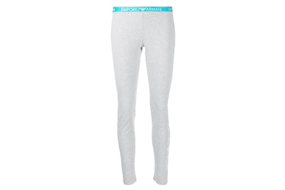 El gris, color predilecto de sudaderas y chándales, también es una opción recurrente a la hora de elegir leggings de algodón. Estos son de Emporio Armani.