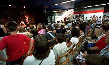 Representación de la obra de teatro <i>Noches de amor efímero</i>, <b>en la estación Leganés Central.</b>