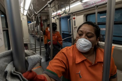 Personal especial de sanidad del sistema Metro trabaja limpiando y desinfectando uno de los 316 trenes en Ciudad de México.