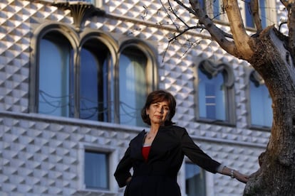 Pilar del R&iacute;o, viuda de Jos&eacute; Saramago y presidenta de la Fundaci&oacute;n Jos&eacute; Saramago, posa junto al olivo donde est&aacute;n enterradas las cenizas del escritor frente la sede de la fundaci&oacute;n, en Lisboa. 