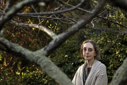 Joyce Carol Oates paseando por los alrededores de su casa, en Princeton, New Jersey.