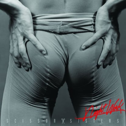 No se conoce hasta el momento la existencia de una etiqueta musical denominada como rock heterosexual, pero sí de la de ‘gay rock’, que es como se suele denominar el estilo de Scissor Sisters. No parece que les importe demasiado, y prueba de ello es que eligieran esta fotografía de Robert Mapplethorpe (que ya retrató a Patti Smith en su disco ‘Horses’) para presentar su penúltimo trabajo, ‘Night Work’. Las nalgas en cuestión pertenecen a un bailarín que responde al nombre de Peter Reed.