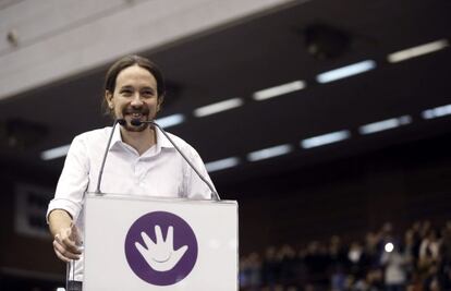 El secretario general de Podemos, Pablo Iglesias, durante su intervenci&oacute;n en el mitin celebrado en Barcelona.