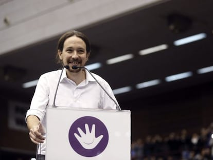 El secretario general de Podemos, Pablo Iglesias, durante su intervenci&oacute;n en el mitin celebrado en Barcelona.