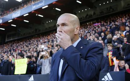 El entrenador del Real Madrid, Zinedine Zidane, minutos antes del comienzo del partido ante el Valencia en Mestalla.