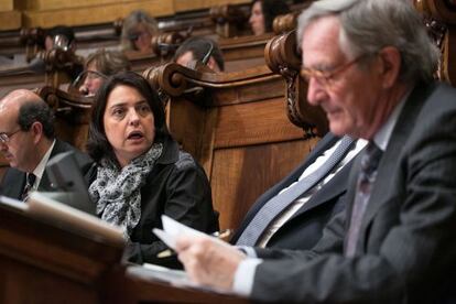 La teniente de alcalde Sònia Recasens (Unió) discutía ayer con el alcalde Xavier Trias, antes de la votación sobre el aborto.