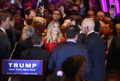 Ivanka Trump, en el centro, celebra la victoria de su padre en las primarias republicanas de Nueva York.