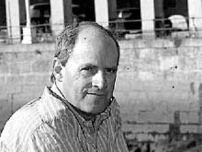 Fernando Huarte con los muelles de La Naja, donde hasta su clausura dormían los toxicómanos <b></b><i>sin techo,</i> al fondo.