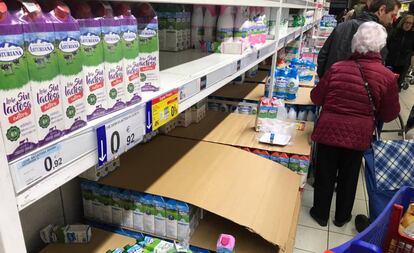 Estantes de leche semivacíos en un supermercado de Madrid, este martes.