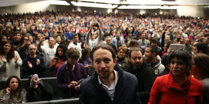 Pablo Iglesias y Teresa Rodríguez, antes del mitin en el palacio de congresos de Sevilla.