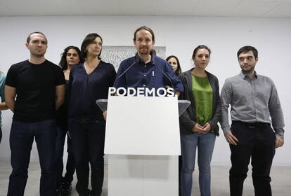 Pablo Iglesias, de pie, en rueda de prensa para valorar los resultados de Podemos en las elecciones catalanas de 2015.