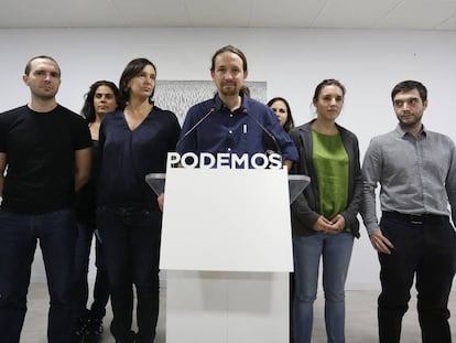 Pablo Iglesias, de pie, en rueda de prensa para valorar los resultados de Podemos en las elecciones catalanas de 2015.