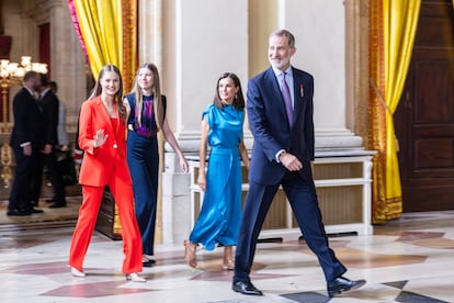 Los reyes Felipe y Letizia, acompañados de sus hijas, la princesa de Asturias, Leonor, y la infanta Sofía, llegan al besamanos en el Palacio Real.