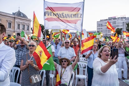 Seguidores de Vox siguen la intervención de Abascal en la plaza de Colón, Madrid.