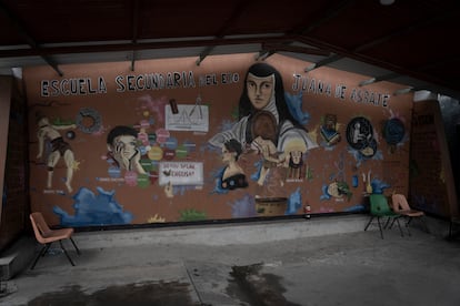 El interior de la escuela secundaria Juana de Asbaje, en la que fueron intoxicados los jóvenes de la comunidad de Bochil en los Altos de Chiapas (México)