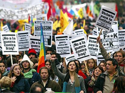 Manifestantes con pancartas en español contra la guerra desfilan por las calles del centro de Florencia.