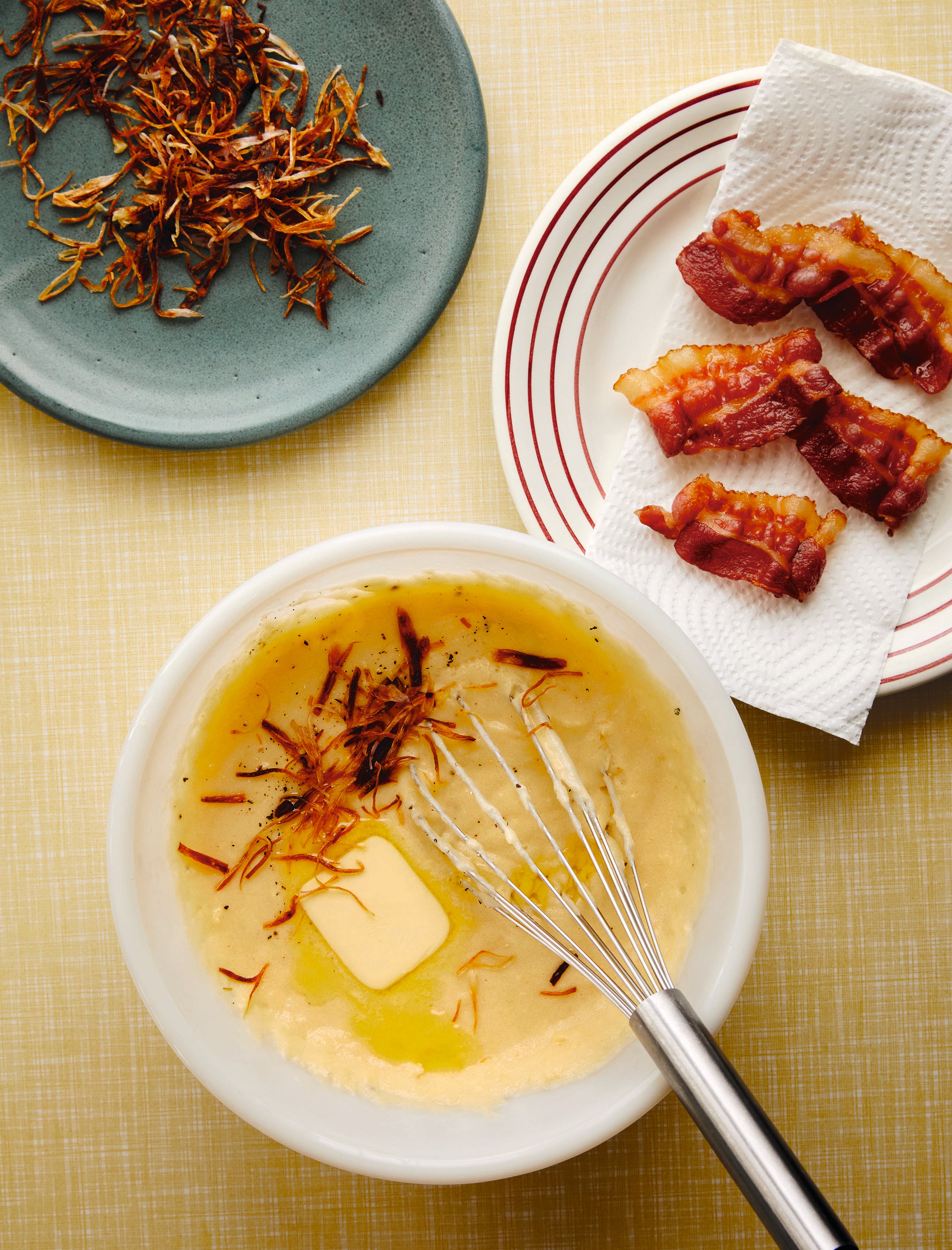 Beicon crujiente y polenta cremosa