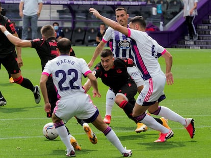 Barrenetxea intenta regatear en una acción del partido.