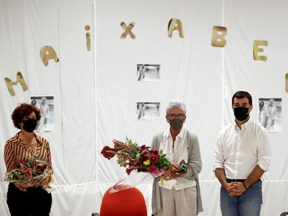 Maixabel Lasa (en el centro) y la cineasta Icíar Bollaín reciben sendos ramos de flores de los internos de la cárcel de Pamplona tras participar en un coloquio junto al consejero navarro de Justicia, Eduardo Santos.