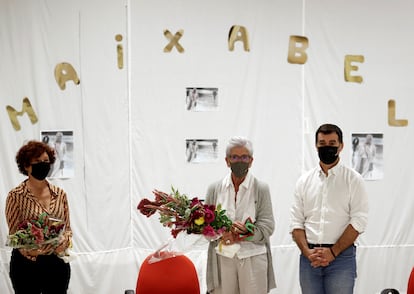 Maixabel Lasa (en el centro) y la cineasta Icíar Bollaín reciben sendos ramos de flores de los internos de la cárcel de Pamplona tras participar en un coloquio junto al consejero navarro de Justicia, Eduardo Santos.