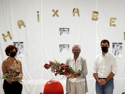 Maixabel Lasa (en el centro) y la cineasta Icíar Bollaín reciben sendos ramos de flores de los internos de la cárcel de Pamplona tras participar en un coloquio junto al consejero navarro de Justicia, Eduardo Santos.