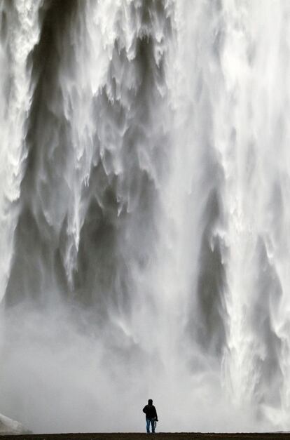 El agua parece engullir a quien se acerca a Skógafoss, una espectacular cascada de 62 metros, en el sur del país.