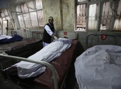 Un médico paquistaní examina el cadáver de una víctima de un ataque talibán