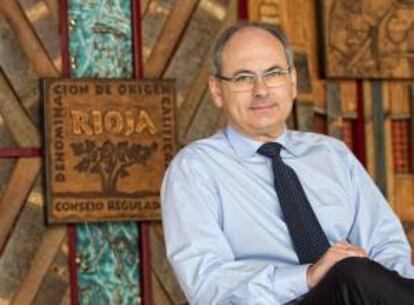 El director general del Consejo Regulador de la Denominación de Origen Calificada (DOCa) Rioja, José Luis Lapuente, durante una entrevista con Efe en la que ha afirmado que la gastronomía será el "leimotiv" de las acciones de promoción institucional de los vinos de Rioja en los mercados nacional y exterior durante 2014.