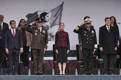 La presidenta de México, Claudia Sheinbaum, junto al secretario de Defensa, Ricardo Trevilla Trejo, y el secretario de Marina, Raymundo Pedro Morales.