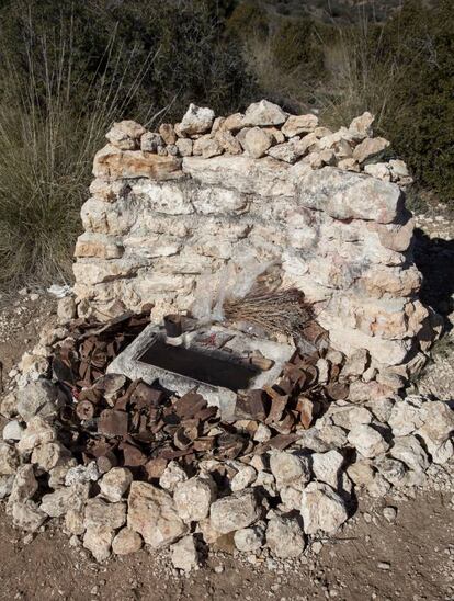 Un sencillo monumento recuerda a los soldados del batallón British caídos en la llamada Colina del Suicidio, cerca de Morata de Tajuña. Alrededor de la placa ahora vandalizada, unas piedras blancas, un ramo de flores ya marchitas y trozos reventados de metralla.