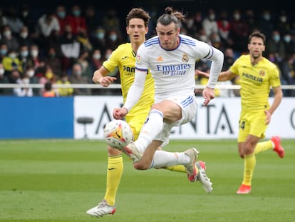 Gareth Bale controla la pelota antes de tirar a puerta en su mejor ocasión del primer tiempo.