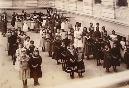 Meninas formam fila em escola de São Paulo