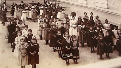 Meninas formam fila em escola de São Paulo