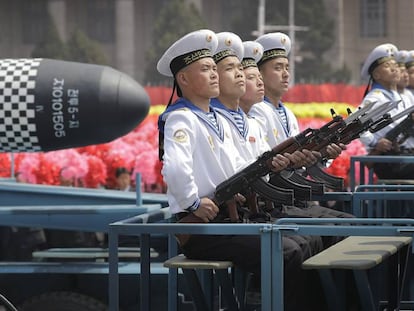 Personal de la marina norcoreana desfila este domingo en Pyongyang.