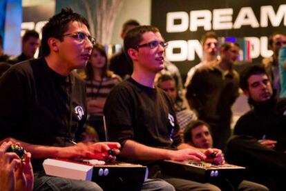 Dos participantes en el torneo de eSports de DreamHack de 2010.
