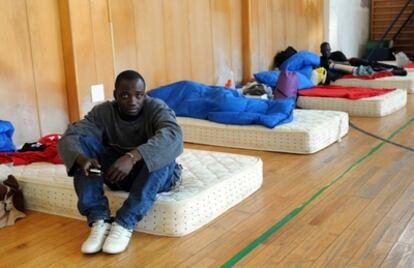 Inmigrantes alojados en el pabellón polideportivo en Lepe, que abandonaron ayer por la mañana.