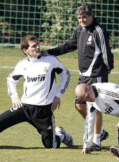 Casillas charla con Juande durante un entrenamiento.