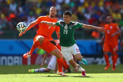 El mexicano Oribe Peralta, pelea el balón con Ron Vlaar.