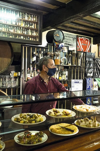 Javi, camarero eterno del Bar Chema, en Torrelavega.