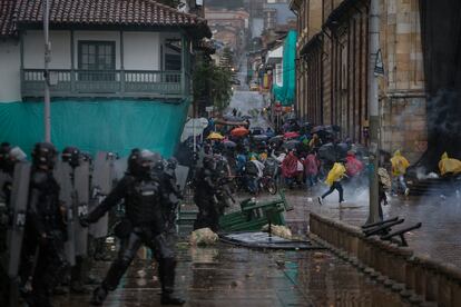 Manifestantes protestan durante el paro nacional contra la reforma tributaria el 29 de abril de 2021, en Bogotá, Colombia.