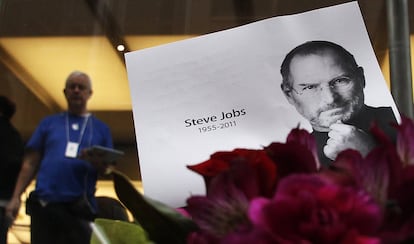 Steve Jobs falleció en su casa de California el 5 de octubre de 2011, a los 56 años, a consecuencia de un paro respiratorio derivado de las metástasis del cáncer de páncreas, después de siete años de batalla pública contra el cáncer. Apple despidió a su fundador con la siguiente nota: "Apple ha perdido un visionario y genio creativo, y el mundo ha perdido a un ser humano maravilloso. Los que hemos tenido la suerte de conocerlo y trabajar con Steve, hemos perdido a un gran amigo, mentor e inspirador. Steve ha dejado una compañía que solo él podía crear, pero su espíritu siempre vivirá en Apple". En la imagen flores en memoria de Jobs en la tienda de Apple de Sydney un día después de su muerte.